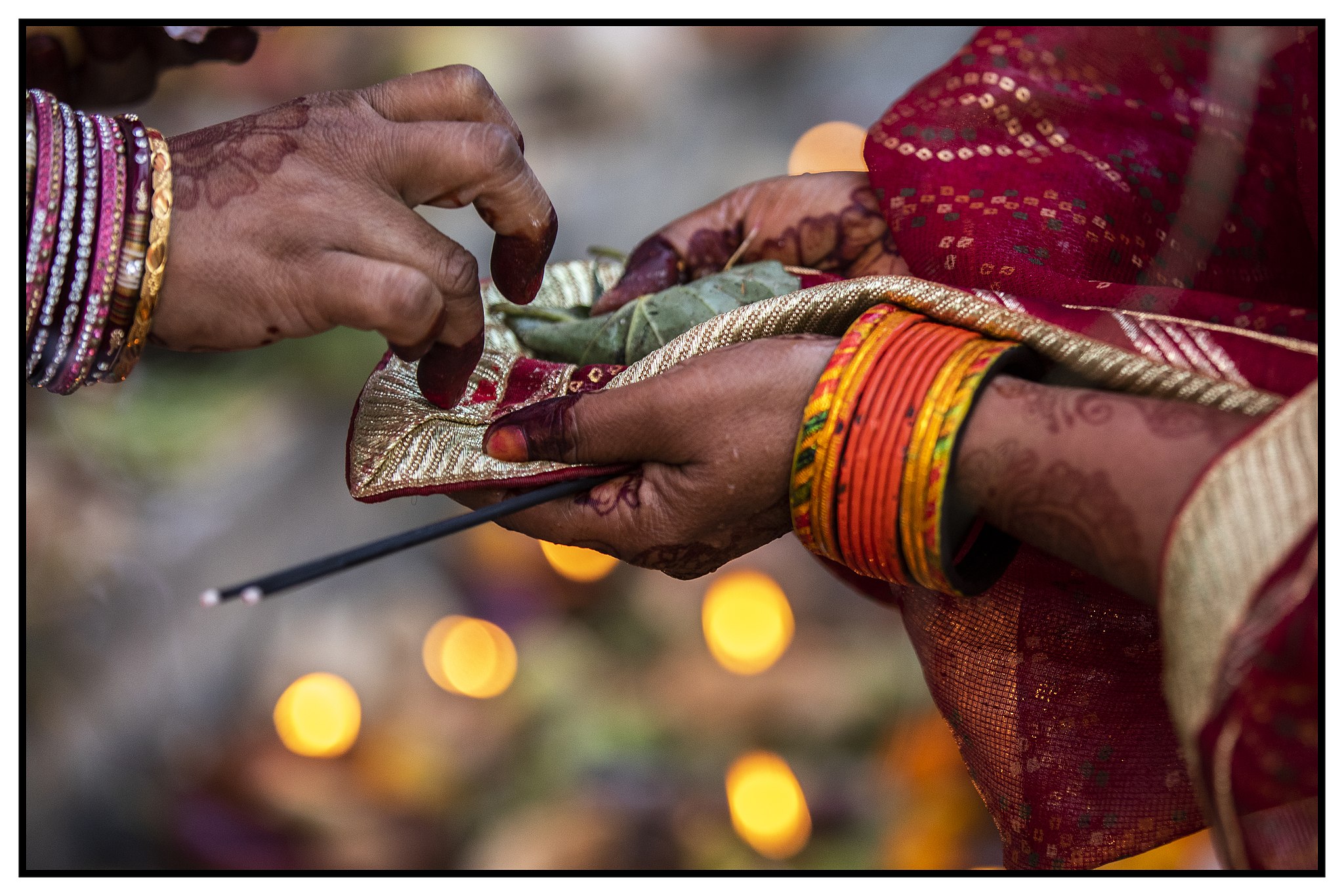  A photo of a person performing a ritual to identify the supernatural presence of tuyul in stores.